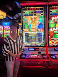 Zoo555 live casino studio dealer profesional dengan kamera HD dan meja hijau autentik